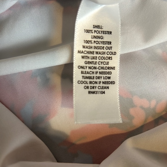 Crown & Ivy Sleeveless Floral Shift Dress w/ Ruffle-Trimmed Split Neckline Sz M - Picture 11 of 11